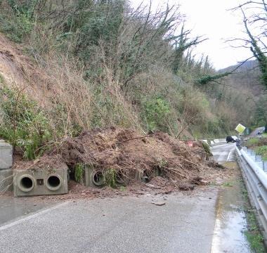 Una frana su una strada collinare 