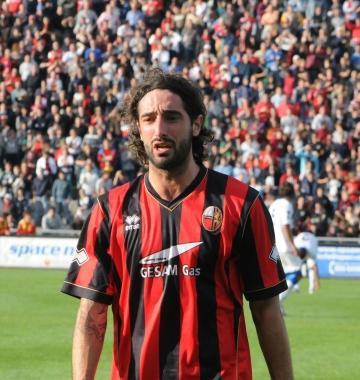 Il bomber Marotta al rientro dopo linfluenza: i tifosi gli chiedono di segnare un gol pesante nel derby con il Viareggio 