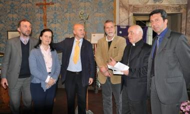 La consegna di fondi raccolti dal Lions di Montecatini al vescovo Giovanni De Vivo          