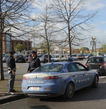 Una pattuglia della polizia in piazza della Solidariet&agrave; 