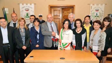 Foto di gruppo di tutti coloro che hanno preso parte al gemellaggio di ieri   