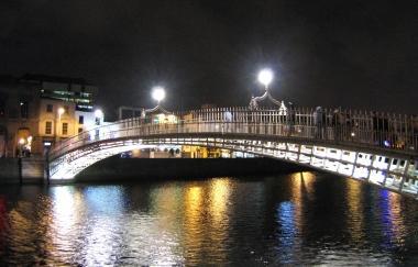 Una suggestiva immagine dellHalf Penny Bridge a Dublino 