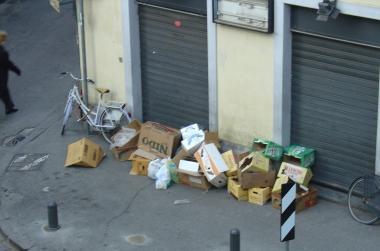 Cartoni lasciati per strada in via Pier Cironi La foto &egrave; stata scattata dai residenti 