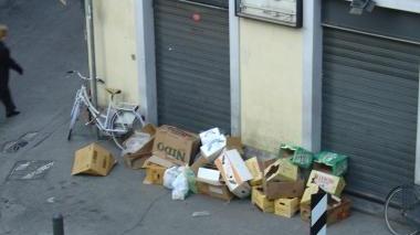 Cartoni lasciati per strada in via Pier Cironi La foto è stata scattata dai residenti