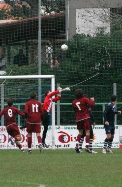 Poli mentre cerca di parare il pallone 