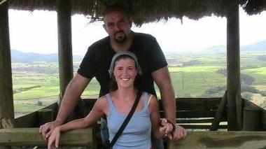 Michela Pierantoni insieme al marito Franco; a destra l’agriturismo Chioi