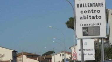 Alcuni cartelli stradali luminosi lasciati spenti da diverso tempo