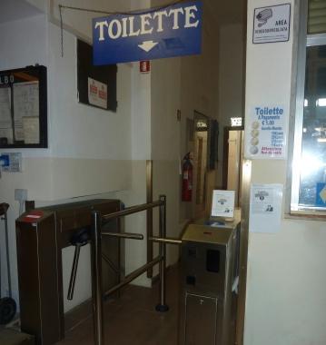 Un euro per usare il bagno del bar «Ma è gratis per i clienti»