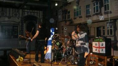 In basso il sindaco Roberto Cenni, accanto uno dei tanti concerti ospitati nel tempo da Officina Giovani