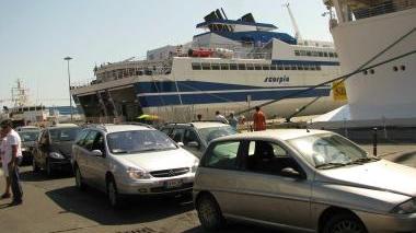 Le operazioni di sbarco in porto a Livorno dove la compagnia Archipelagus vorrebbe attivare una propria linea per l’isola d’Elba
