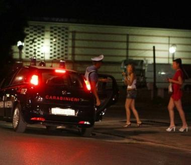 I controlli dei carabinieri alle prostitute