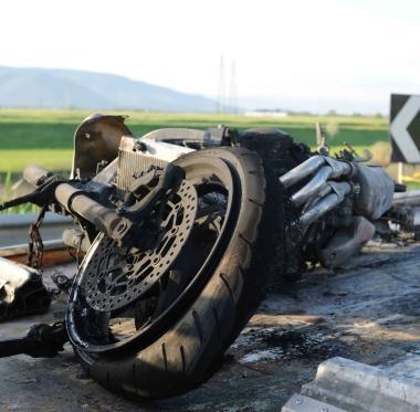 Lauto coinvolta nello scontro e quel che resta della moto incendiata del trentaquattrenne Davide Mazzei 