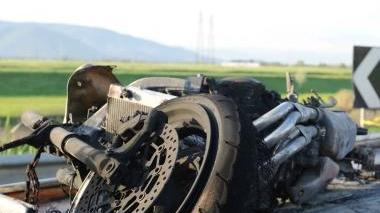 L’auto coinvolta nello scontro e quel che resta della moto incendiata del trentaquattrenne Davide Mazzei