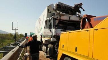 Sopra Fabrizio Foglia in sella a uno dei suoi cavalli andalusi, a destra e sotto alcune immagini dell’incidente avvenuto ieri notte sulla corsia nord della Variante tra Donoratico e La California