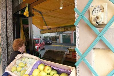 Ladri "ubriaconi" in via Cherubini: rubati cinque fiaschi di vino