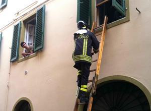 Anziano si sente male in casa salvato da pompieri e 118