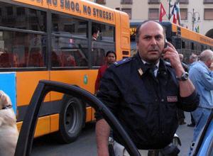 Lite sul bus, controllore insulta passeggera
