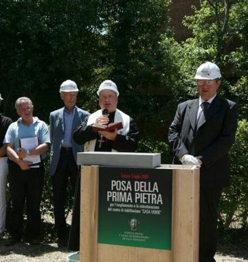 Un momento della posa della prima pietra nel 2008 