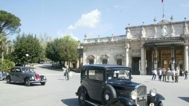 Auto d'epoca schierate davanti al Tettuccio