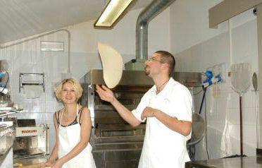 Pizzaiolo acrobata al lavoro 