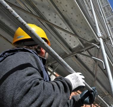 Un operaio in un cantiere 