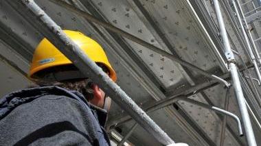Un operaio in un cantiere