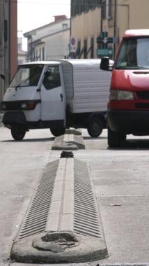 Sopra e a destra i resti di un paletto sparti- traffico