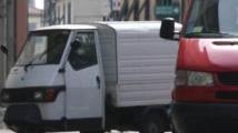 Sopra e a destra i resti di un paletto sparti- traffico