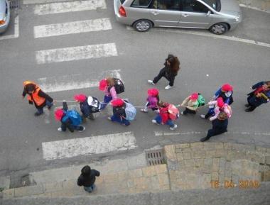 <b>TUTTI IN FILA </b>Bambini a scuola col Piedibus 