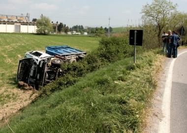 Il camion della Rea finito nel campo, a destra l’altro mezzo sulla 206