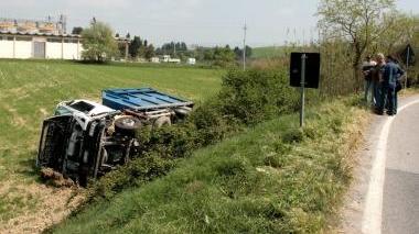 Il camion della Rea finito nel campo, a destra l’altro mezzo sulla 206