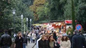 Turisti a passeggio nel centro di San Miniato