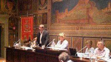 Una seduta del consiglio comunale di San Miniato