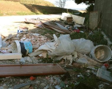 <b>RIFIUTI </b>in pieno centro a Massa Marittima    