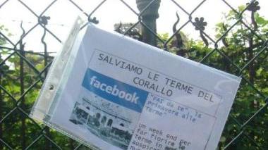 Uno dei cartelli attaccati alla recinzione delle Terme del Corallo