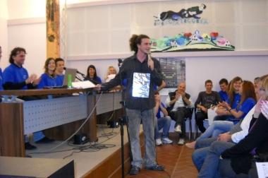 A sinistra uno dei ragazzi durante lo spettacolo Sotto la folta platea che ha preso parte alliniziativa     