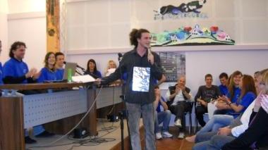 A sinistra uno dei ragazzi durante lo spettacolo Sotto la folta platea che ha preso parte all’iniziativa