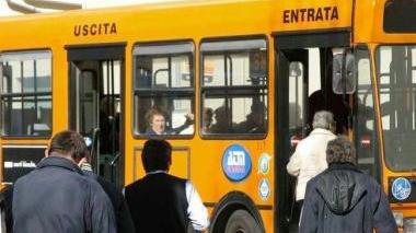 Alcuni utenti alla fermata dell’autobus