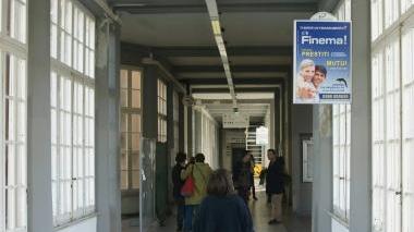 Uno dei corridoi interni dell’ospedale di Livorno