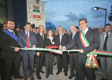 <strong>C’ERAVAMO TANTO AMATI.</strong> Taglio del nastro nel giugno 2008 alla presenza del ministro Bondi (dietro il sindaco Lunardini)