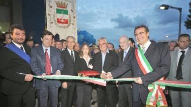 <strong>C’ERAVAMO TANTO AMATI.</strong> Taglio del nastro nel giugno 2008 alla presenza del ministro Bondi (dietro il sindaco Lunardini)