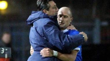 Coralli abbraccia Aglietti dopo aver segnato un gol