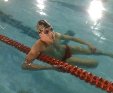 Nella foto piccola: Lorenzo Nardi in piscina Nella foto a destra: Chiara Bellini, Ludovica Oresti, Letizia Mariotti e Luca Giuntoli in gara da oggi ai campionati italiani assoluti 