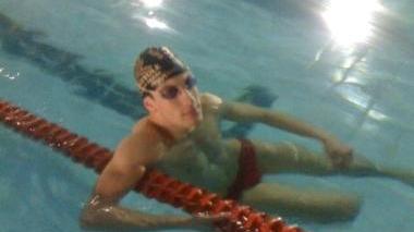 Nella foto piccola: Lorenzo Nardi in piscina Nella foto a destra: Chiara Bellini, Ludovica Oresti, Letizia Mariotti e Luca Giuntoli in gara da oggi ai campionati italiani assoluti