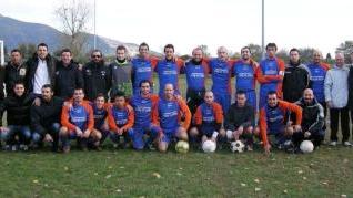 <b>AMATORI UISP. </b>Da sinistra Stellato (Garzella Elettroinstallazioni), l’arbitro Andreozzi e Ceccotti (Cavallino Rosso Portammare); sotto, la formazione dello Slap 74