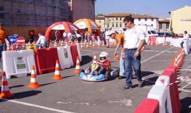Un momento della passata edizione con la prova dei go-kart che si &egrave; svolta a Bientina      