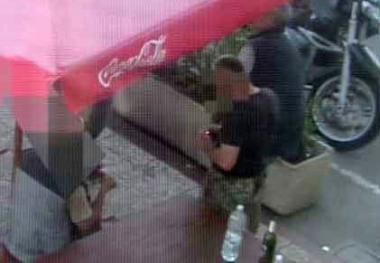 A destra, il momento in cui, al bar i tre amici amalgamano la droga con laccendino per confezionarsi gli spinelli. Sotto, il capitano Maresca illustra loperazione 