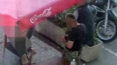 A destra, il momento in cui, al bar i tre amici amalgamano la droga con l’accendino per confezionarsi gli spinelli. Sotto, il capitano Maresca illustra l’operazione