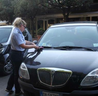 Il sindaco Roberta Marchi e una agente impegnata a controllare la sosta di unauto 