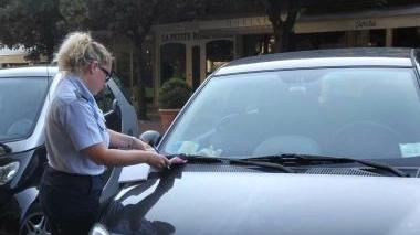 Il sindaco Roberta Marchi e una agente impegnata a controllare la sosta di un’auto